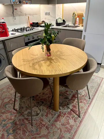 Table and chairs for sell