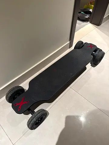 All-terrain electric longboard with rugged wheels - good condition, only 2 Months