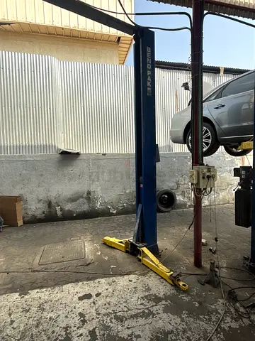 Single-post Car Lift / Garage Vehicle Jack - Used Workshop Lift