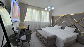 SPACIOUS ROOM WITH PRIVATE BATHROOM AVAILABLE FOR MONTHLY RENT