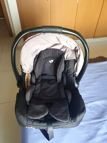 Infant car seat (rear-facing) with carry handle - good condition