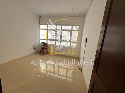 غرفة وصالة بمساحة واسعة مع بلكون سعر مميز وموقع مميز قريب من شاطئ الحيرة وجميع الخدمات وباركن ترابي جيد