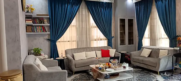 للإيجار السنوي في منطقة الزاهية | فيلا مفروشة بالكامل بتصميم راقٍ ومساحات واسعة