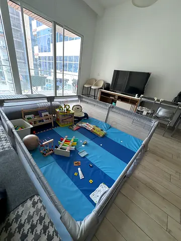 Baby play mat with fence
