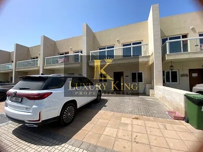 “منزل عائلي من 3 غرف نوم مع غرفة خادمة خاصة”