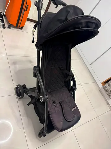 Compact foldable pram stroller - single seat, black. Airline friendly compact fold.