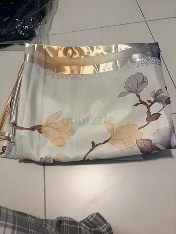 Light floral fabric curtains - pair (folded) in good condition (2 PIECE)