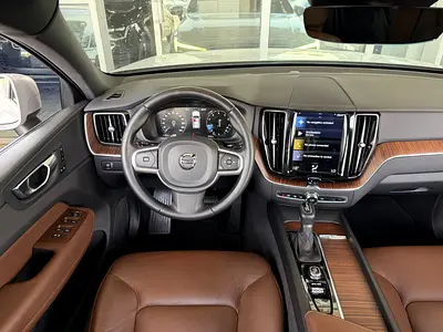 2021 Volvo XC60 — фото 10