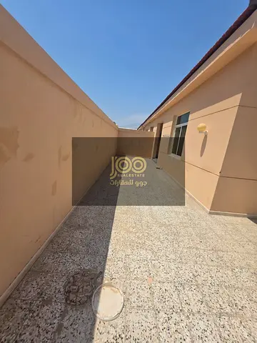 🏡 للإيجار السنوي | فيلا غرفتين وصالة في السلمة – أم القيوين | حوش خاص | 40,000 درهم