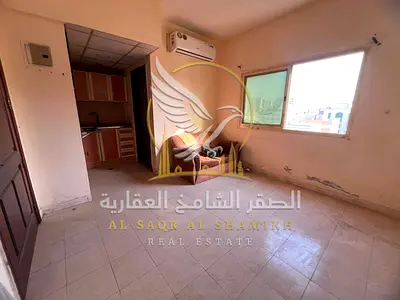 استوديو عزاب للايجار السنوي بمنطقة البوطينة مساحة واسعة ومطبخ منفصل مع تكييف موفر للطاقة مناسب للافراد والعزاب وقريبة من الخدمات العامة في منطقة حيوي