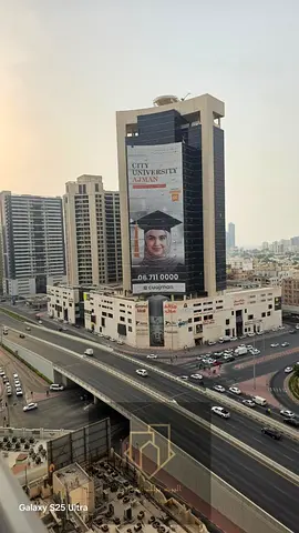 غرفتان وصالة للبيع بمطبخ مغلق وإطلالة مفتوحة مع باركن