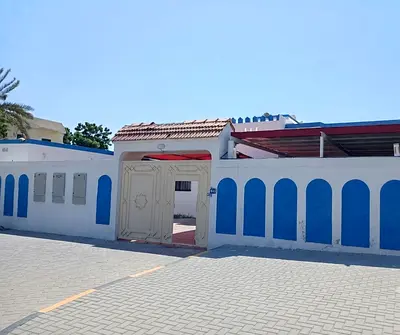فيلا للإيجار في الشارقة – منطقة الغافية فرصة مميزة لاستئجار فيلا في موقع هادئ ومناسب للعائلات، بتصميم عملي ومساحات مريحة. مواصفات الفيلا: * مجلس واسع