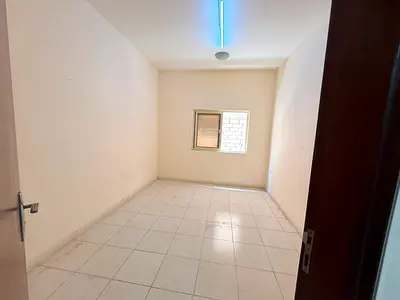 صالة منفصلة ومساحة كبيرة وشقة مضاءة بالكامل وتقسيم ممتاز | الحميدية 1 بجوار محكمة عجمان ومخرج دبي