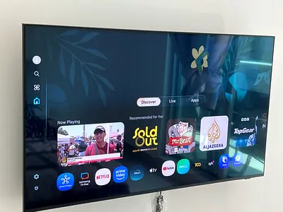Samsung 50 Inch TV (2024 model) including wall bracket