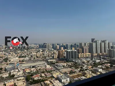 شقة غرفتين وصالة مع غرفة خادمة للإيجار السنوي في عجمان كورنيش تاور 4 حمامات بلكونة باركينج مجاني خزائن حائط بسعر 60000
