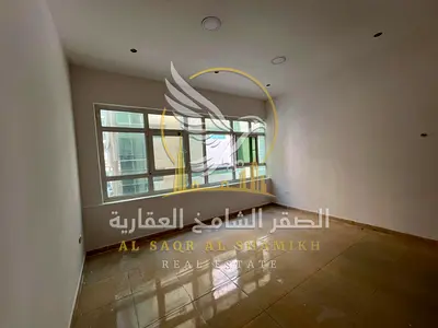 للإيجار السنوي اجمل استوديو باطلاله مفتوحه ومطبخ شبه منفصل قريب جدا لشاطئ الحيره