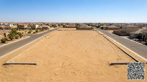 Residential land for sale with a building on it, on a main street, sold as a shell, handed over upon completion of construction, at a bargain price an
