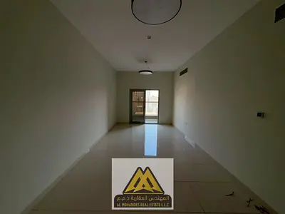 فرصة مميزة للسكن في واحدة من أفخم الأبراج بمنطقة الجرف 2 في عجمان، شقة راقية تتميز بأفضل المساحات وأرقى التشطيبات، مع تصميم عصري يوفر الراحة والخصوصية
