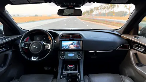 صورة 12 لـ 2017 Jaguar F-PACE