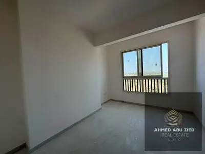 اشيك وافخم شقة اول ساكن تتكون من غرفة نوم ماستر _صالة واسعة _مطبخ مجهز _2 حمام _صيانة كاملة علي المالك _قريب من الخدمات والمواصلات السعر الافضل بعجمان