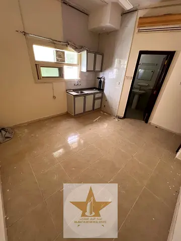 فرصة سكنية ممتازة للعائلات | استوديو للإيجار السنوي بسعر استثنائي في البوطينة ✨ هل تبحث عن سكن مريح، اقتصادي، وبموقع حيوي متميز في الشارقة؟ لا تفوّت