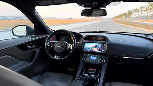 صورة 13 لـ 2017 Jaguar F-PACE