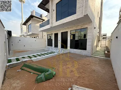 فيلا بمساحات واسعة وتوزيع مناسب للعائلات، تسليم مفتاح ، 7 غرف  وتصميم مكوّن من طابقين وروف. مع موقع استراتيجي