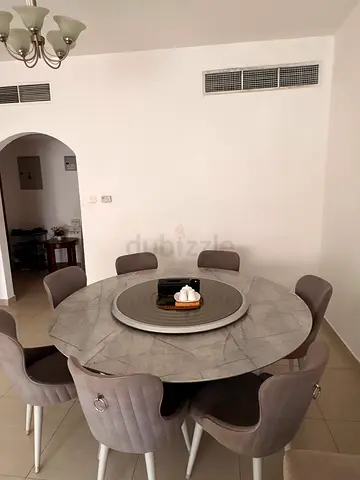 Round marble-effect dining table with 7 upholstered chairs - good condition