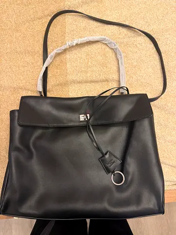Black leather-look tote bag with shoulder straps and key ring perfect for work laptop unisex