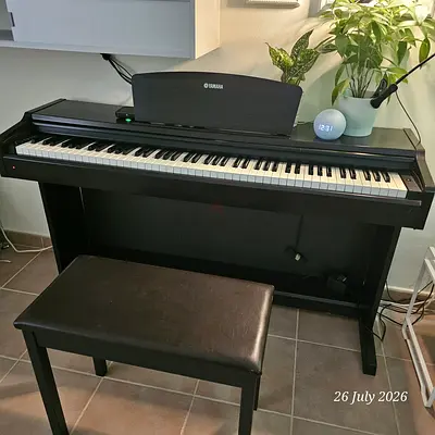 Yamaha digital piano with bench - excellent condition