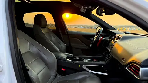 صورة 11 لـ 2017 Jaguar F-PACE