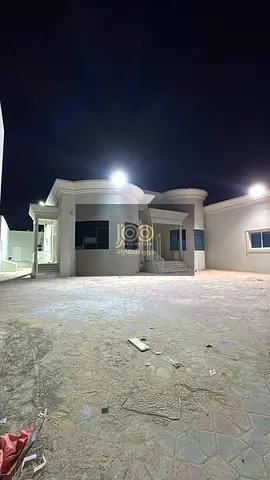 Spacious areas, a practical layout, and multiple facilities in a desirable location for family living.