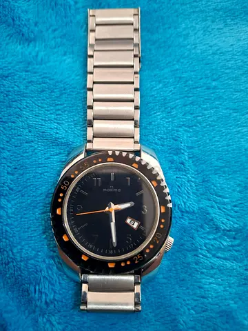Men's stainless steel analog wristwatch with Japanese movement.