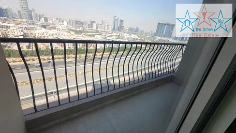 وحدة شاغرة في الطابق العلوي تم تجديدها بالكامل وكأنها جديدة