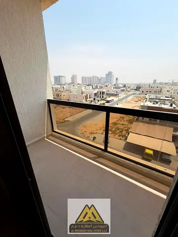 غرفه وصاله مساحة كبيرة مع بلكونه اول ساكن بمنطقة العالية بجوار جميع الخدمات وطريق محمد بن زايد