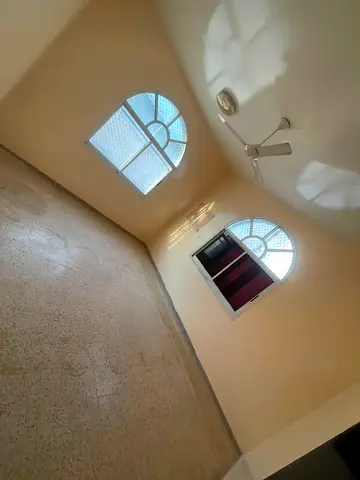 Villa in Al Rawda, spacious areas and parking, 8 rooms and 9 bathrooms, distinctive layout, fully lit