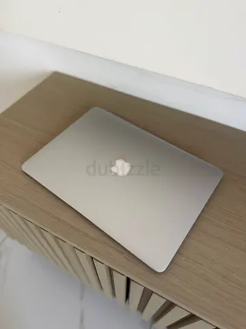 MacBook Air Early 2015 (With Original Charger)