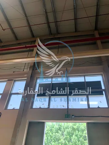 مستودع للإيجار 3,000 قدم بالصناعية 12 الشارقة | على الشارع العام مباشرة | يضم حماماً خاصاً | إيجار سنوي 135 ألف على 4 دفعات