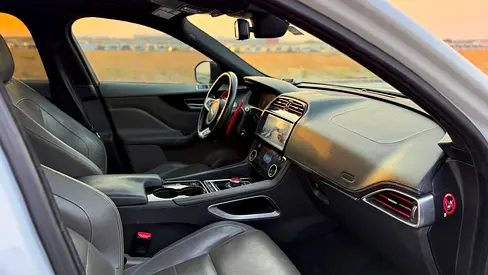 صورة 10 لـ 2017 Jaguar F-PACE