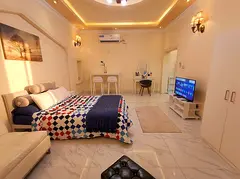 Master room is available for ladies in villa at alwasl area غرف ماستر متاحه للبنا