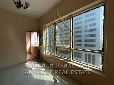 شقة 3 غرف وصالة للإيجار السنوي في قلب التعاون – الشارقة | غرفة ملابس وغسيل | بلكونة | باركن مجاني | 65,000 درهم