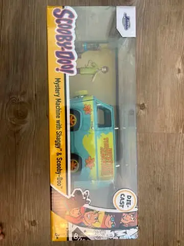 BARGAIN BRAND NEW DIECAST MYSTERY MACHINE WITH SHAGGY AND SCOOBY DOO