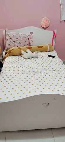 White wooden toddler bed with headboard (good condition)