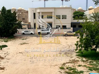 فيلا ثلاث غرف بمنطقة الرفاعه الشارقه بلكون اطلاله مفتوحه 2 صالون مساحه كبيره مع مجلس وملحق مع حمام وباركن داخلي