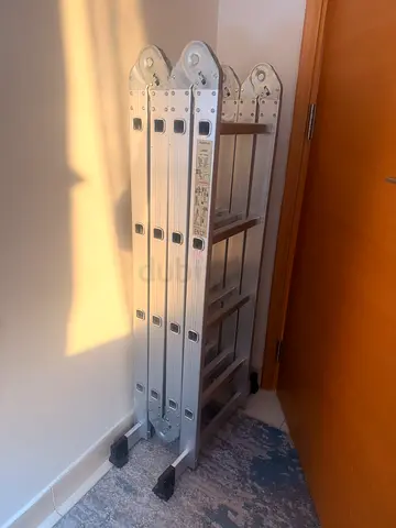 4-section multi-purpose folding aluminum ladder - good condition