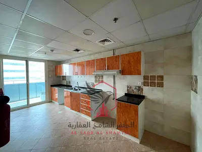 اكبر غرفة وصالة اطلالة ببلكونة وباركن مجانا باقل سعر للايجار السنوي في أجمل ابراج الشارقة