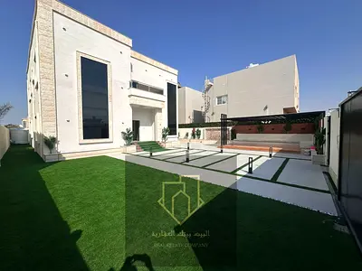 تتوفر الآن فيلا مميزة للبيع في واحدة من أرقى مناطق عجمان، حيث تجمع بين المساحة الواسعة والتصميم الراقي والموقع الممتاز. الفيلا تم تصميمها بتشطيبات أور