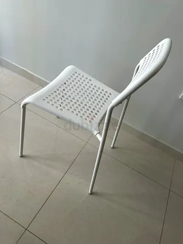 Set of 2 modern white plastic dining chairs - excellent condition