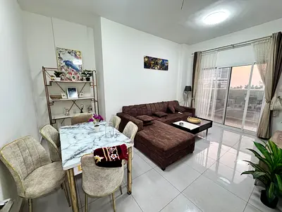 Furnished apartment near the Corniche Towers, spacious and suitable for large families, with new furnishings.