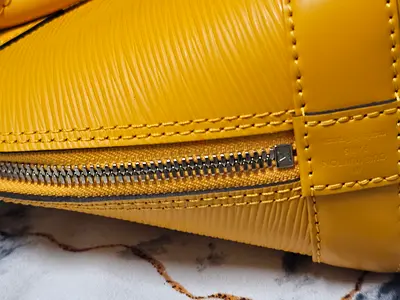 Mustard yellow leather shoulder bag (good condition)